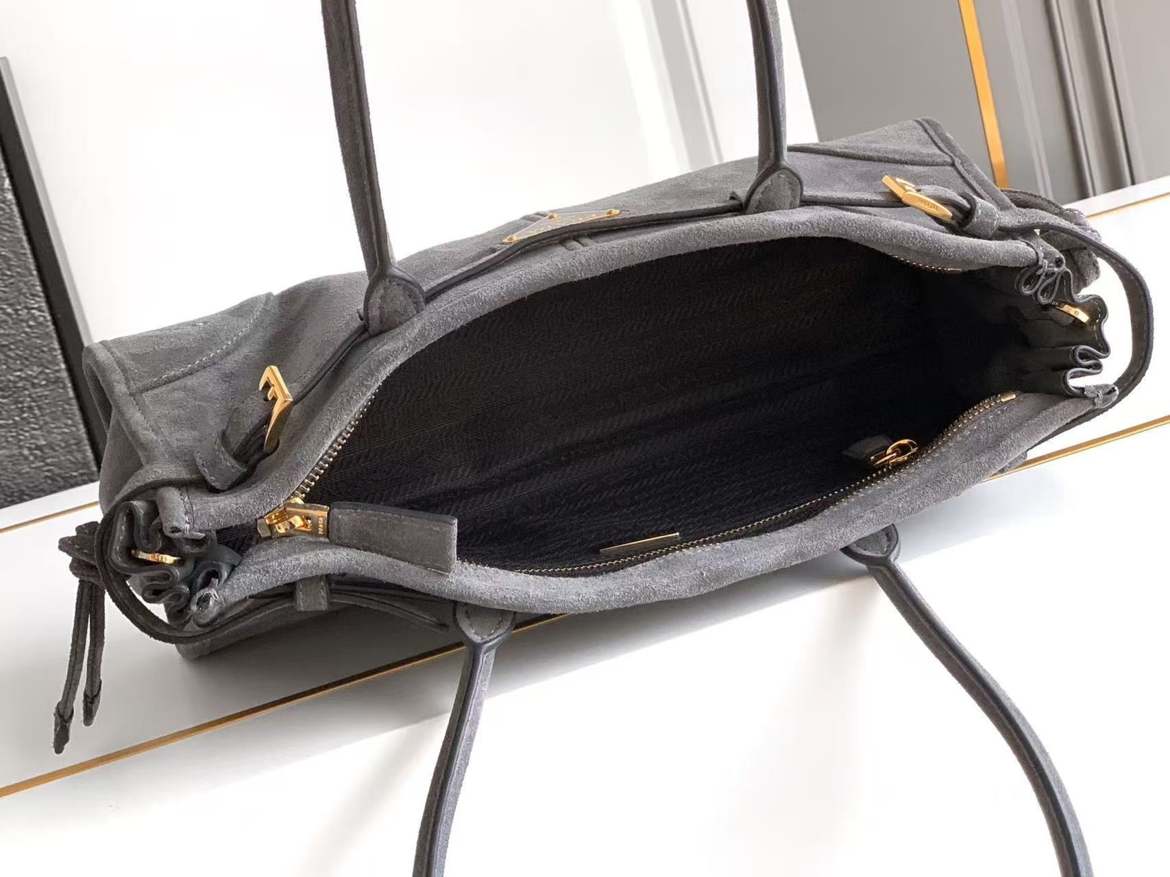 Bonnie medium leather handbag