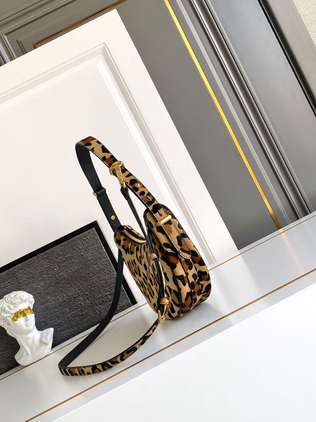 Arqué Leather Shoulder Bag