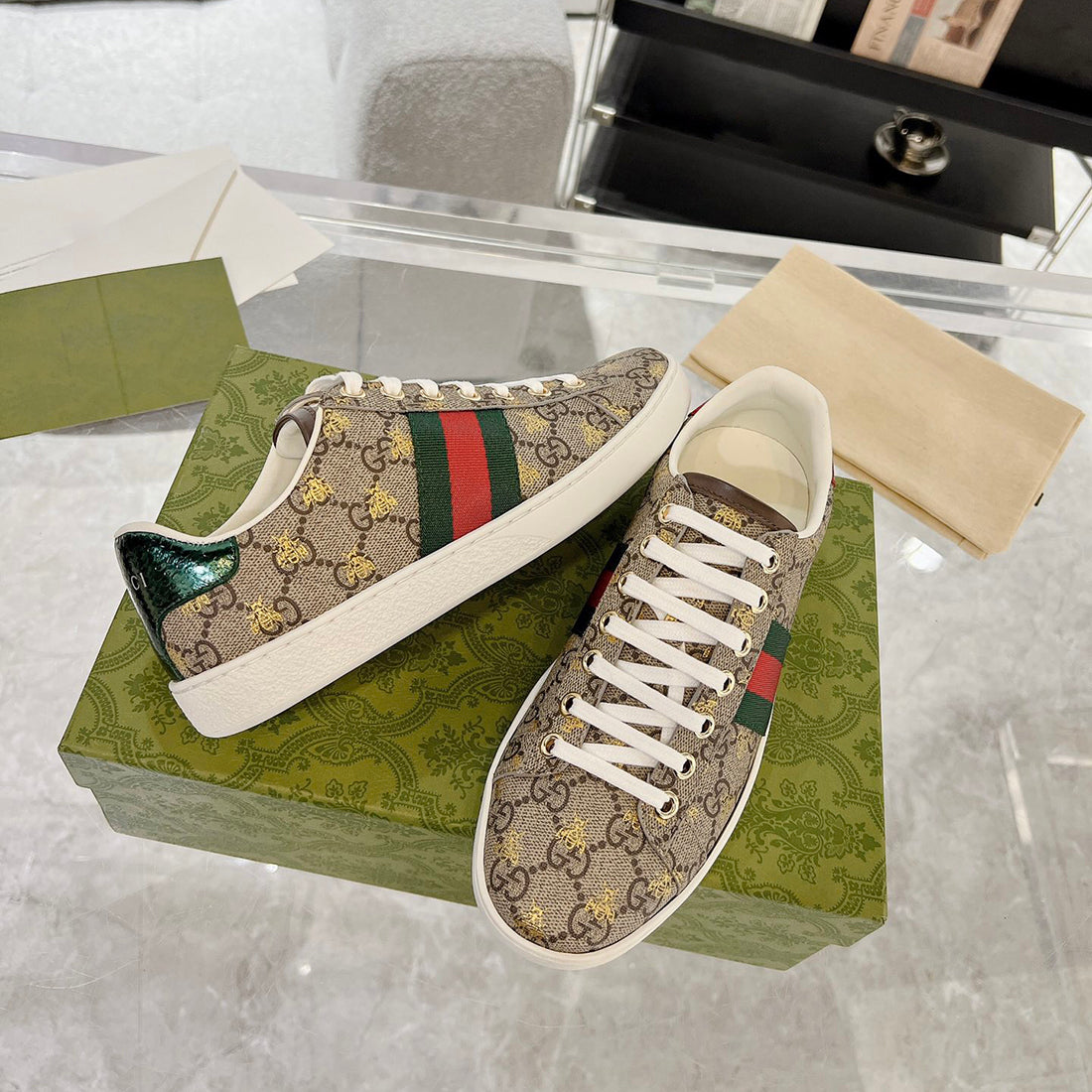 Women's Ace Series Ebony GG Supreme Bee Print Sneakers |550051 9N050 8465