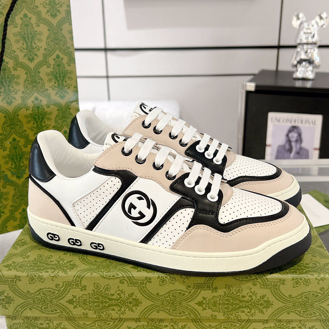 MAC80 Series Men's Interlocking Double G Sneakers (Off-White and Black Leather) |756811 AAB79 1051