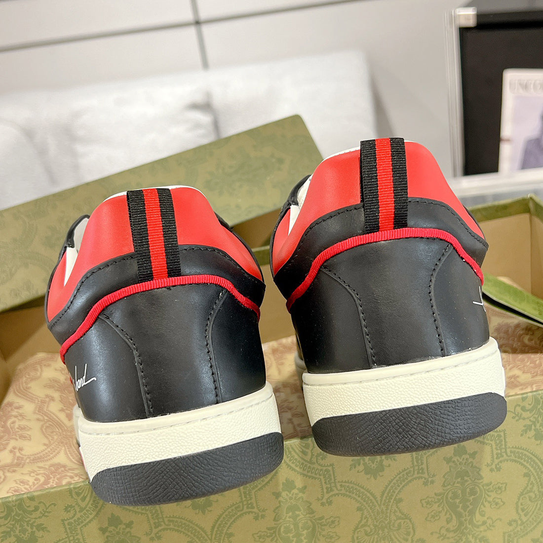MAC80 Series Men's Embroidered Leather Sneakers (Black/Red/White Color Block) |756811 AAB79 1051