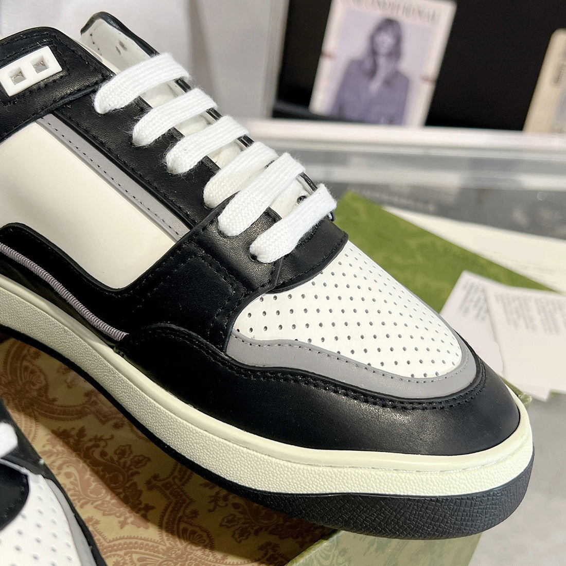 MAC80 Series Women's Embroidered Interlocking Double G Sneakers (Black and White Color-Block) |756815 AAB79 1051