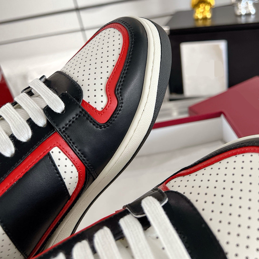 Men's MAC80 Series Interlocking G Embroidered Leather Sneakers (Black/Red/White) |762611 AACNW 1051