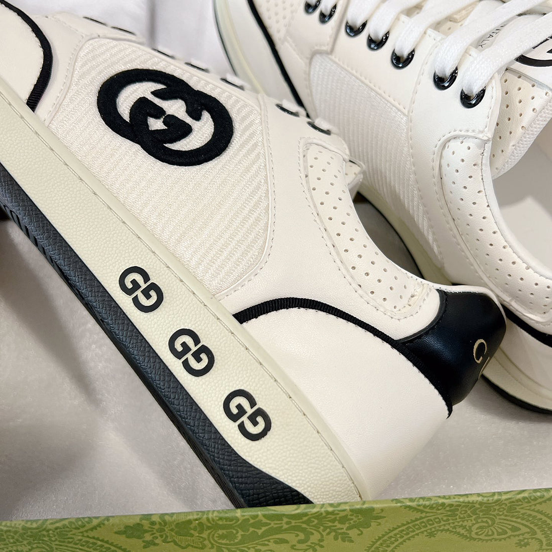MAC80 Series Black and White Leather Interlocking Double G Women's Sneakers |747914 AAB79 9151