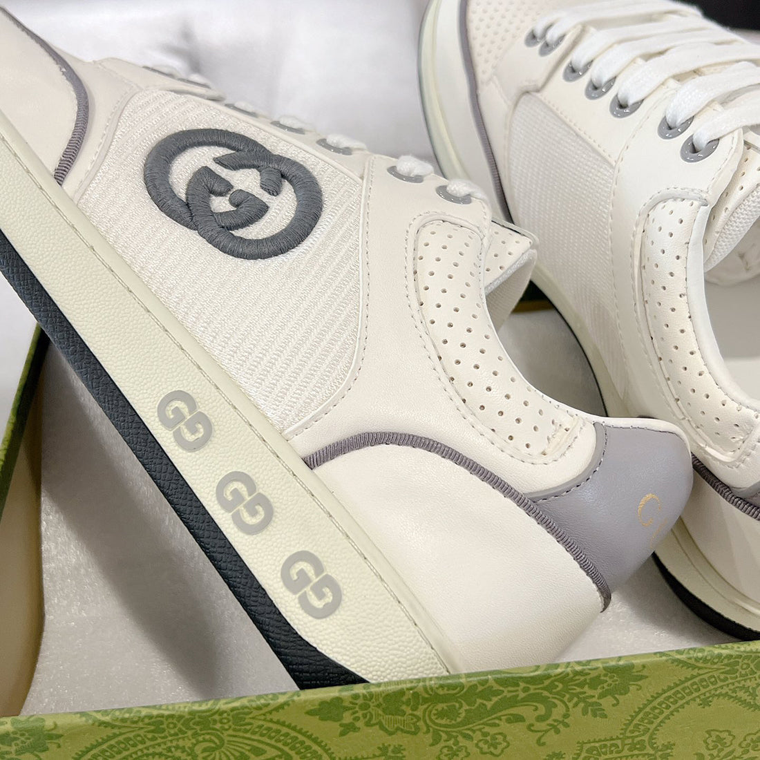 MAC80 Series Double G Embroidered Low-Top Women's Sneakers (Off-White and Gray Leather Panel)| 757604 AAB79 9154