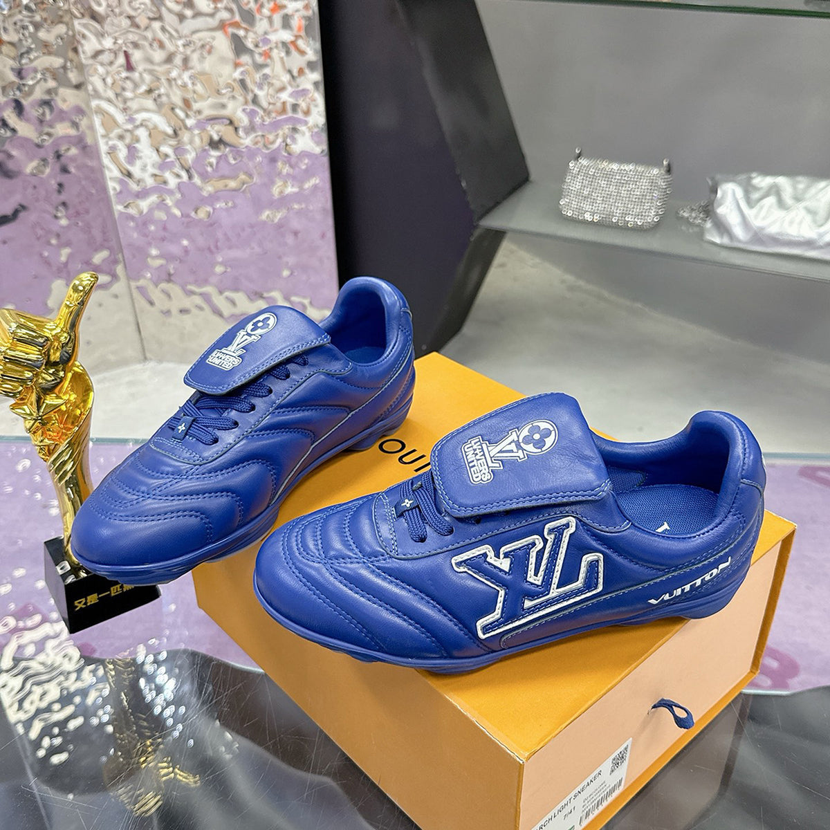 Men's Footprint Soccer Sneakers Blue Solid Leather Design |1AHDPA